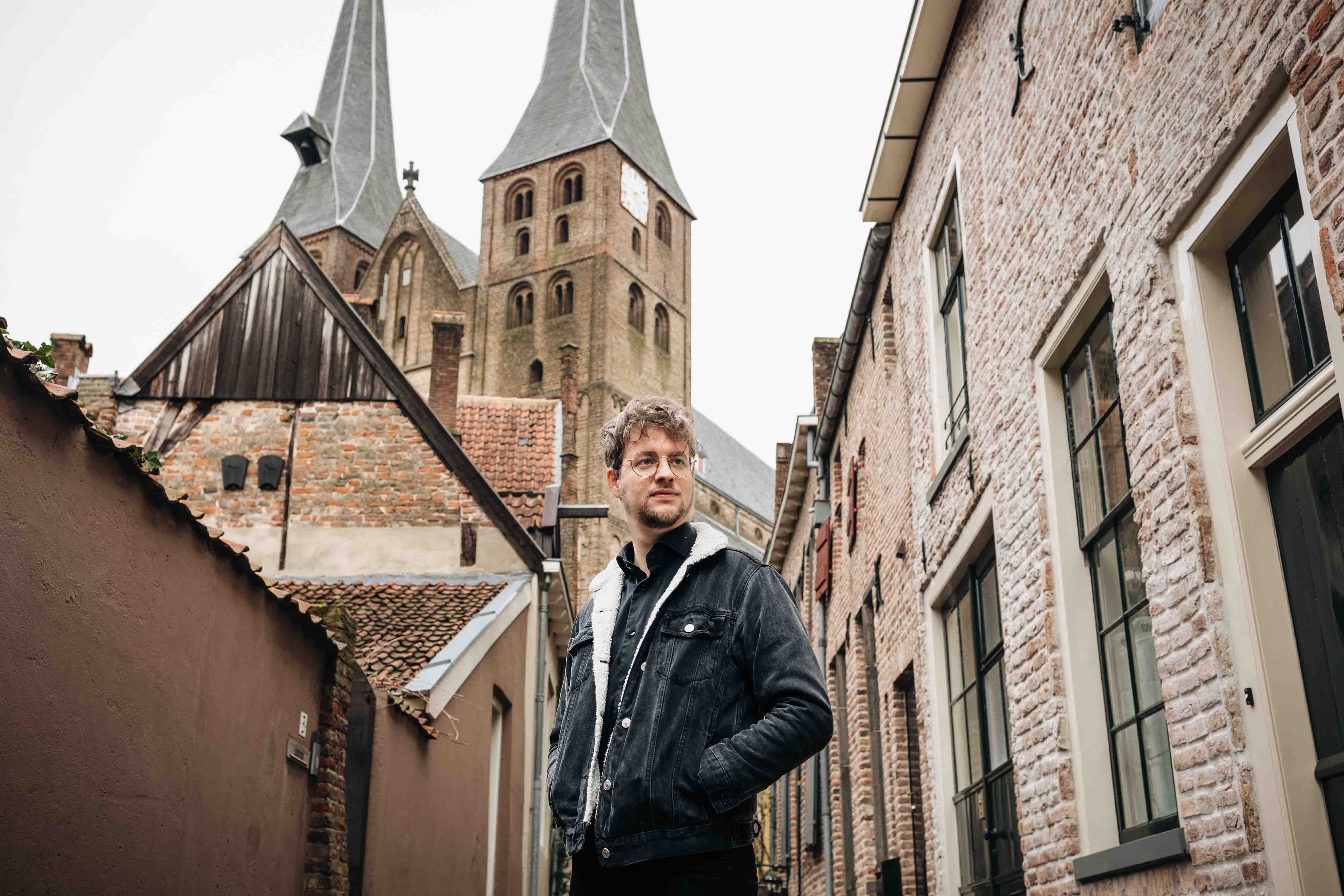 Maurits Bunt in een historische binnenstad