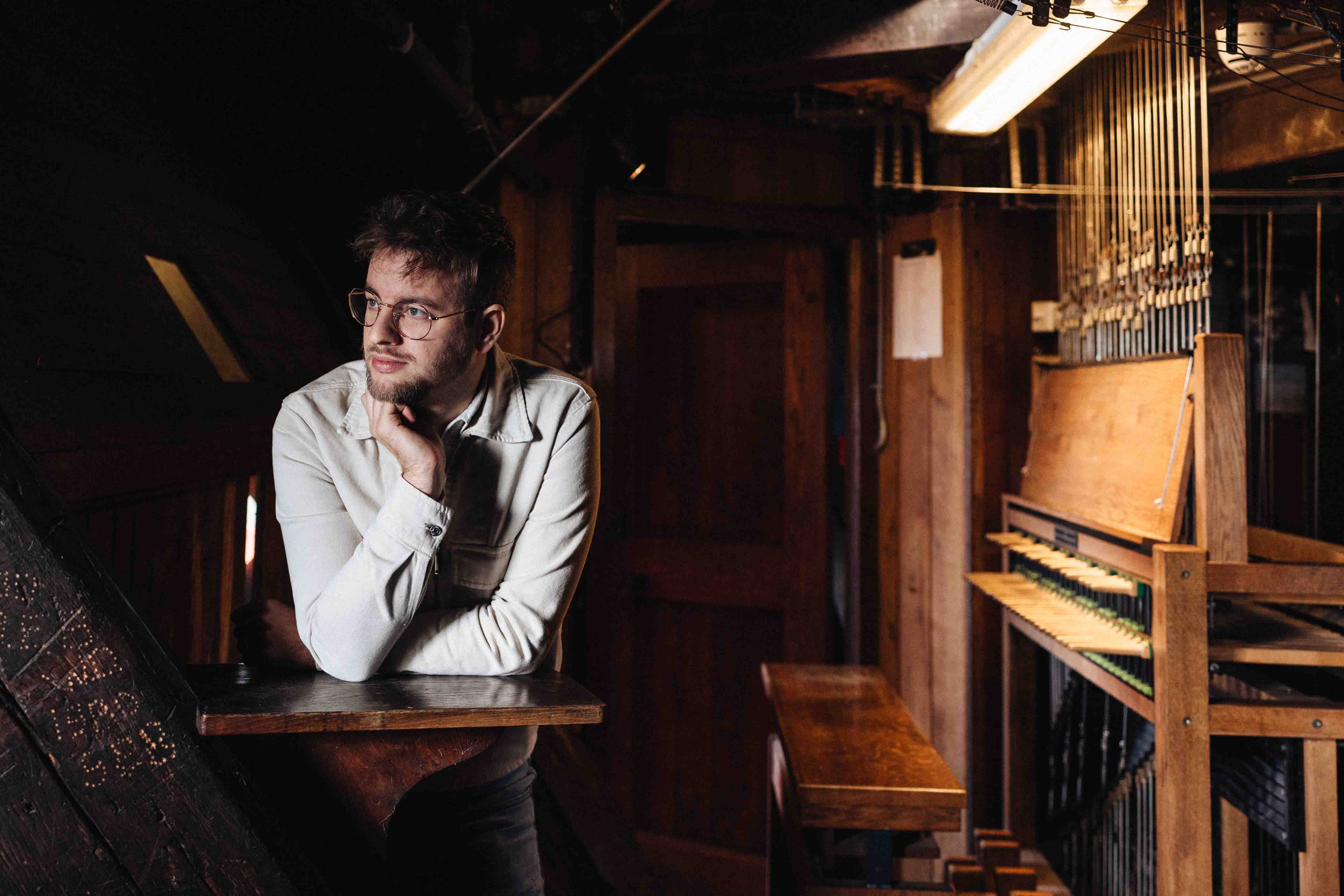 Maurits Bunt bij het orgel