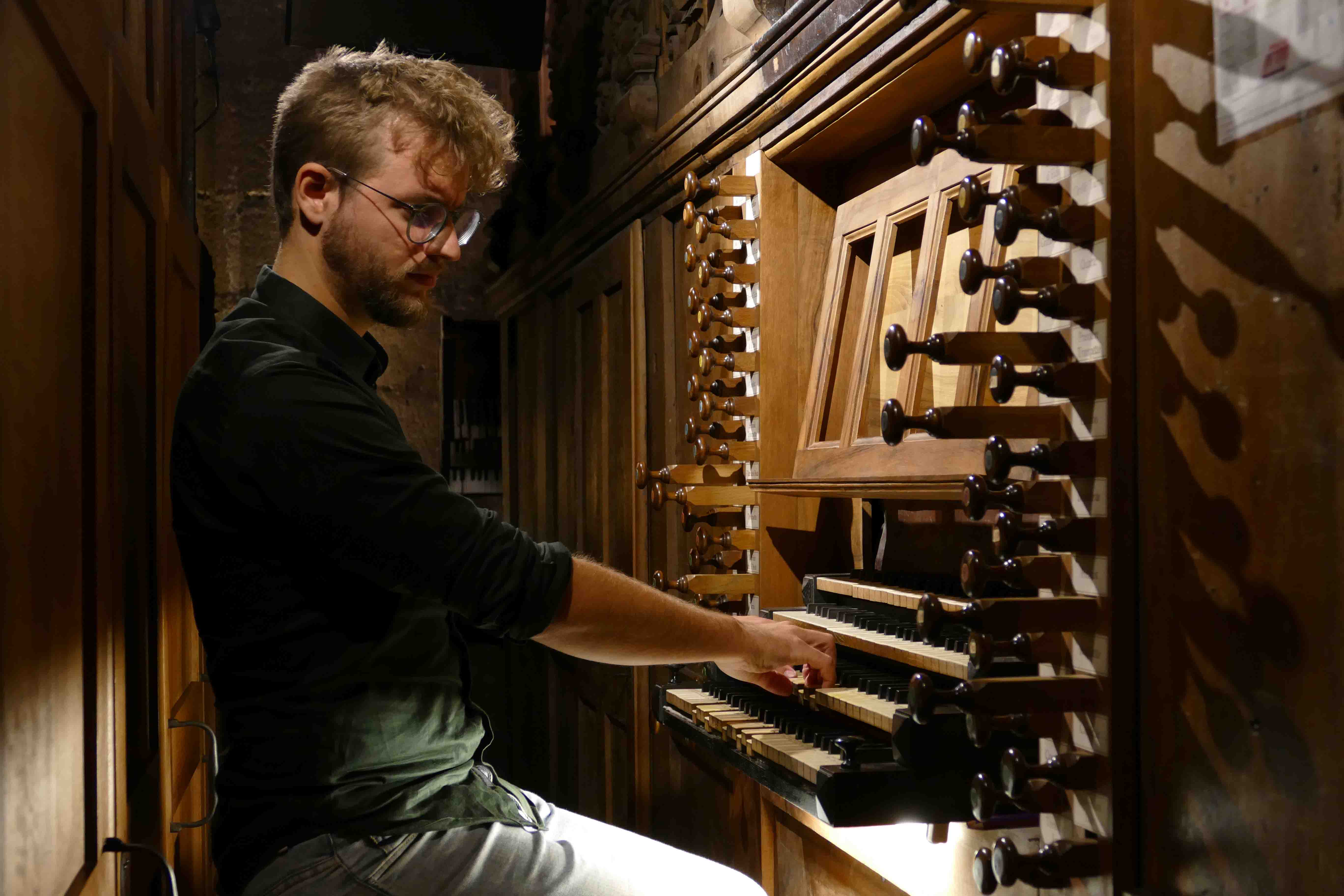 Maurits Bunt spelend op een historisch orgel